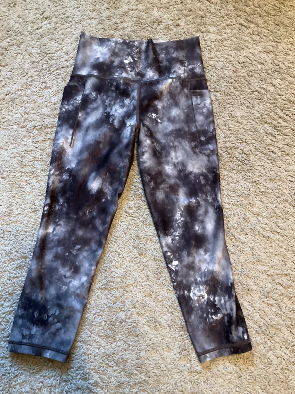athleta salutation II stash pocket capri leggings. Size s. Color: black tie dye.